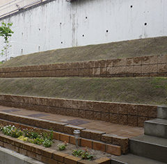 斜面の庭づくり 芝張り レンガ舗装 階段設置 大阪市淀川区 大阪の庭づくり専門店 村上造園